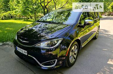 Минивэн Chrysler Pacifica 2017 в Киеве