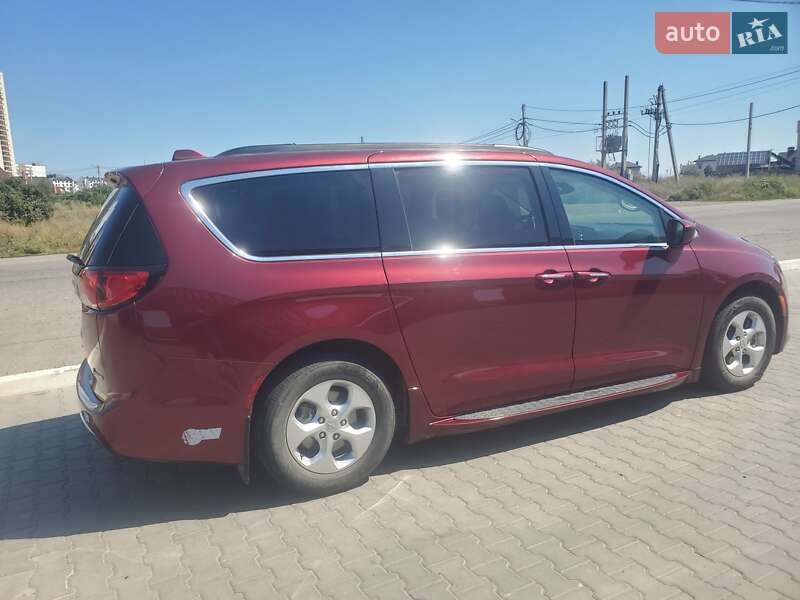 Минивэн Chrysler Pacifica 2017 в Одессе