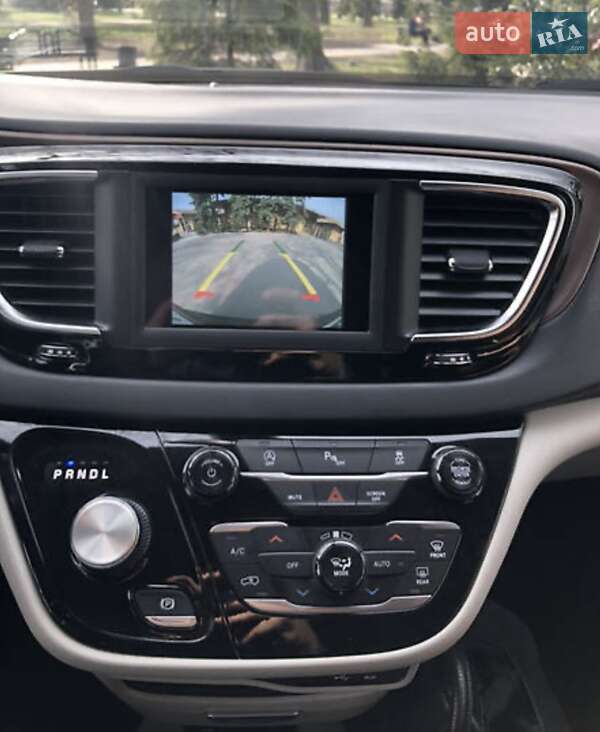Седан Chrysler Pacifica 2018 в Полтаве