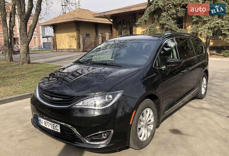 Седан Chrysler Pacifica 2018 в Полтаве