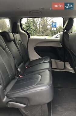 Седан Chrysler Pacifica 2018 в Полтаве