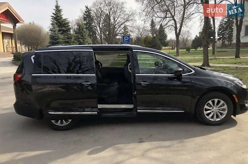 Седан Chrysler Pacifica 2018 в Полтаве