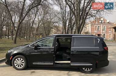 Седан Chrysler Pacifica 2018 в Полтаве