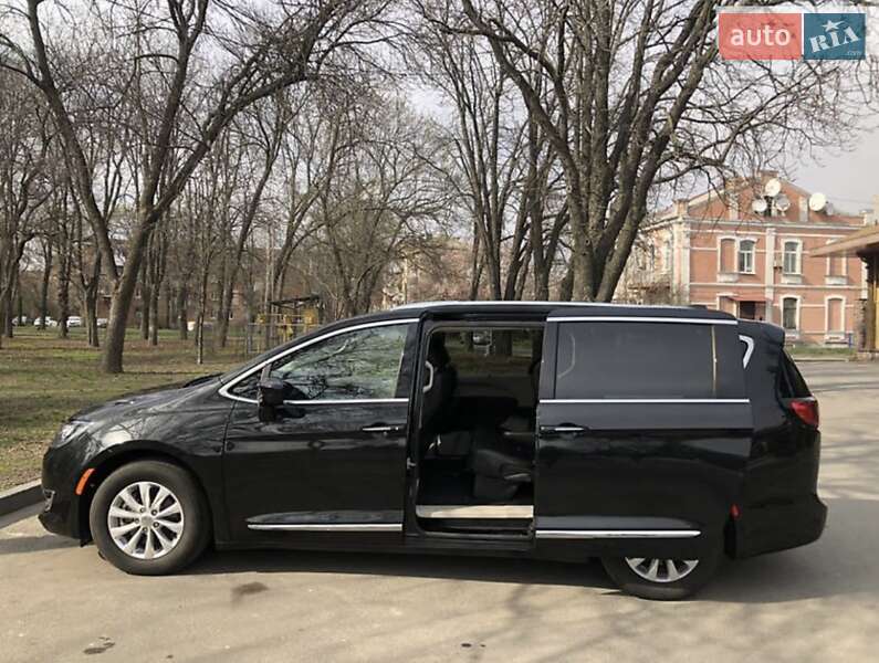 Седан Chrysler Pacifica 2018 в Полтаве