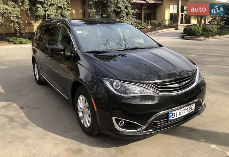 Седан Chrysler Pacifica 2018 в Полтаве