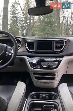 Седан Chrysler Pacifica 2018 в Полтаве