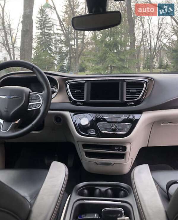 Седан Chrysler Pacifica 2018 в Полтаве