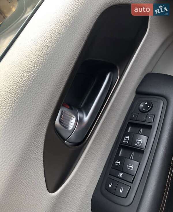 Седан Chrysler Pacifica 2018 в Полтаве