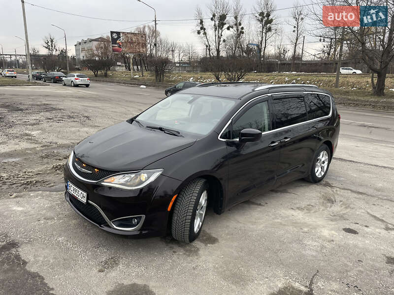 Мінівен Chrysler Pacifica 2017 в Львові фото Мінівен Chrysler Pacifica 2017 в Львові