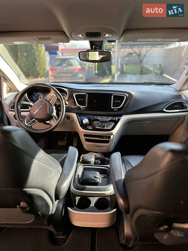 Внедорожник / Кроссовер Chrysler Pacifica 2017 в Ужгороде