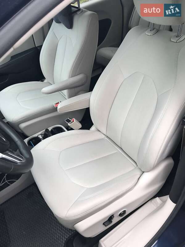 Мінівен Chrysler Pacifica 2016 в Києві
