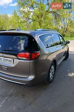 Позашляховик / Кросовер Chrysler Pacifica 2017 в Львові