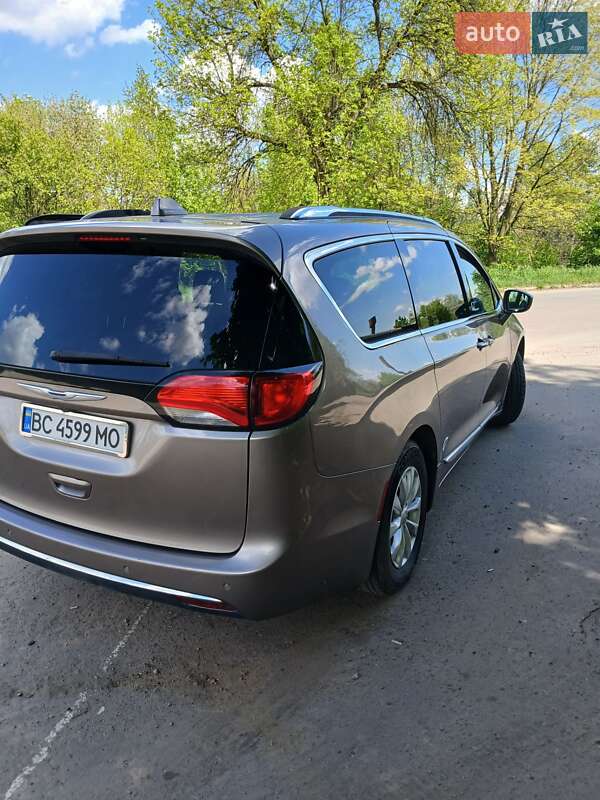 Позашляховик / Кросовер Chrysler Pacifica 2017 в Львові