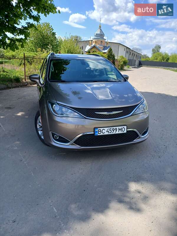 Позашляховик / Кросовер Chrysler Pacifica 2017 в Львові