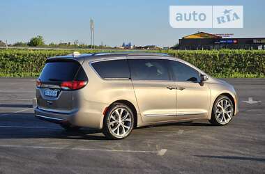 Минивэн Chrysler Pacifica 2016 в Львове