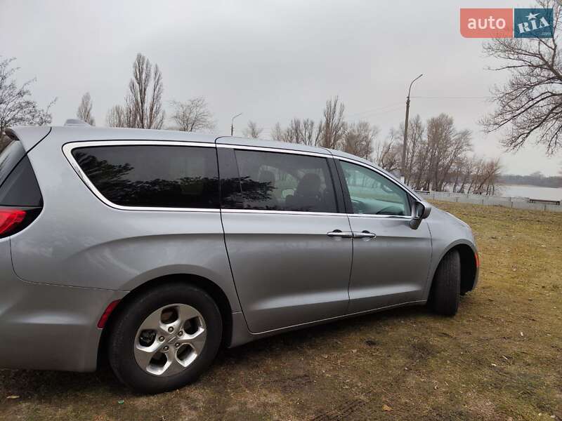Мінівен Chrysler Pacifica 2018 в Києві