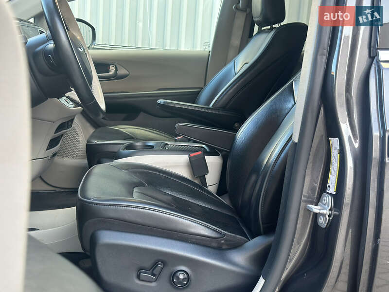 Мінівен Chrysler Pacifica 2018 в Львові