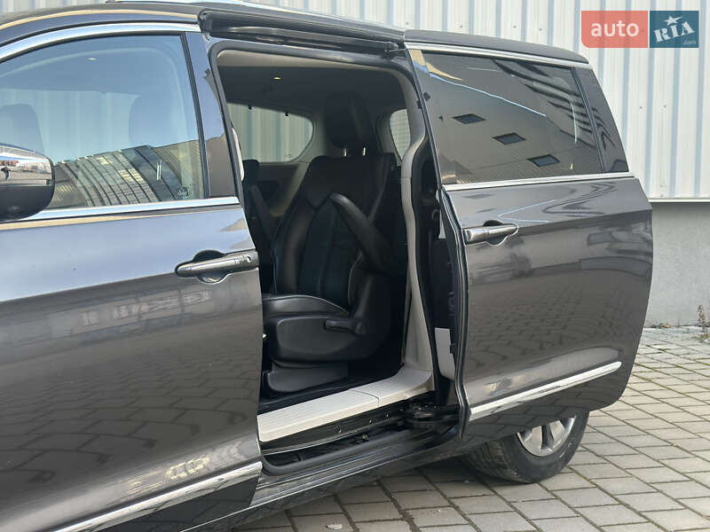 Мінівен Chrysler Pacifica 2018 в Львові