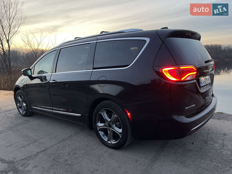 Мінівен Chrysler Pacifica 2018 в Києві