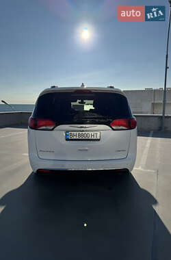 Минивэн Chrysler Pacifica 2019 в 