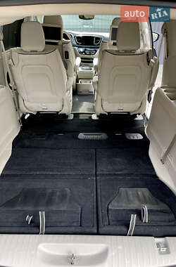 Минивэн Chrysler Pacifica 2019 в 