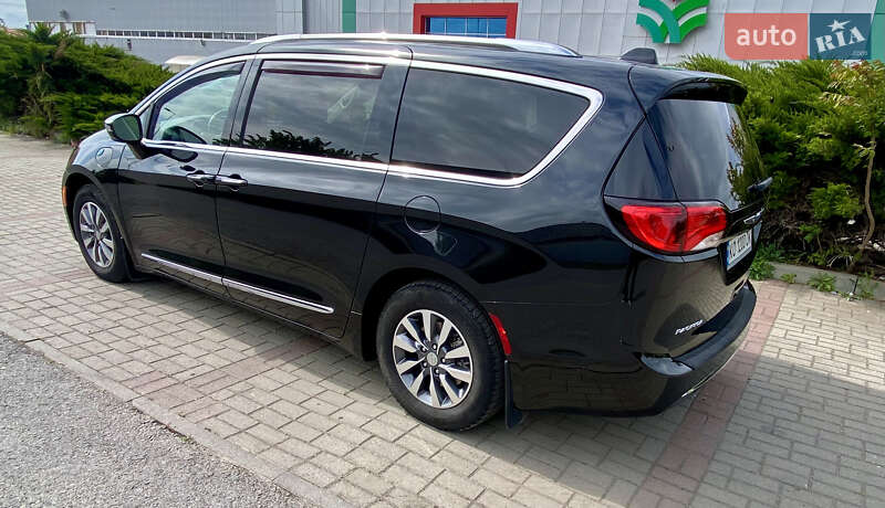 Минивэн Chrysler Pacifica 2020 в Ужгороде