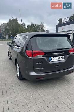 Минивэн Chrysler Pacifica 2017 в 