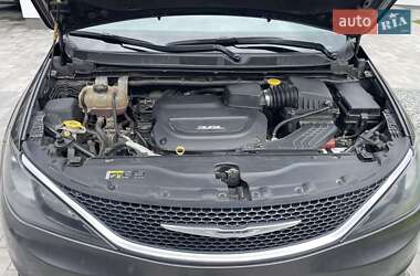 Минивэн Chrysler Pacifica 2017 в 