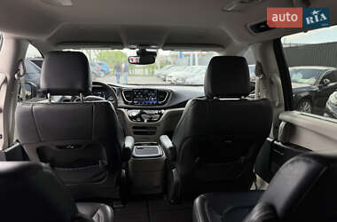 Минивэн Chrysler Pacifica 2022 в 