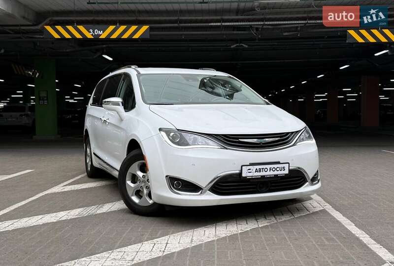 Минивэн Chrysler Pacifica 2017 в Киеве