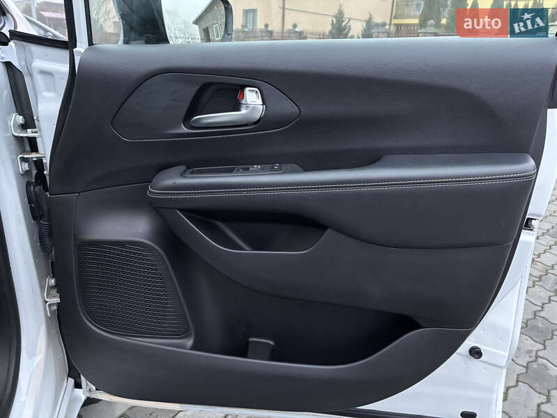 Мінівен Chrysler Pacifica 2020 в Стрию