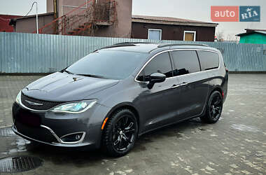 Универсал Chrysler Pacifica 2017 в Киеве