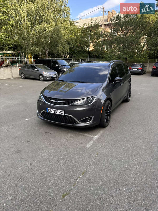 Універсал Chrysler Pacifica 2017 в Києві
