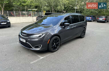 Универсал Chrysler Pacifica 2017 в Киеве