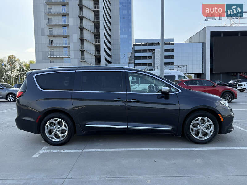 Минивэн Chrysler Pacifica 2020 в Киеве