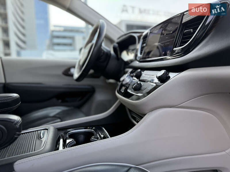 Минивэн Chrysler Pacifica 2020 в Киеве