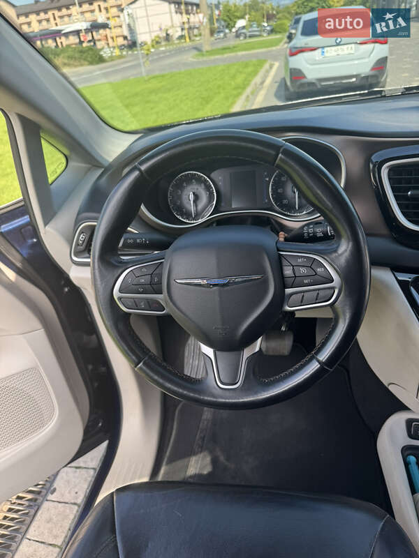 Минивэн Chrysler Pacifica 2017 в Ужгороде