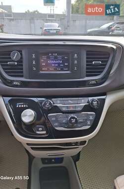 Минивэн Chrysler Pacifica 2017 в 