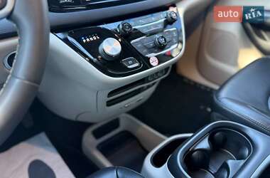 Минивэн Chrysler Pacifica 2022 в 