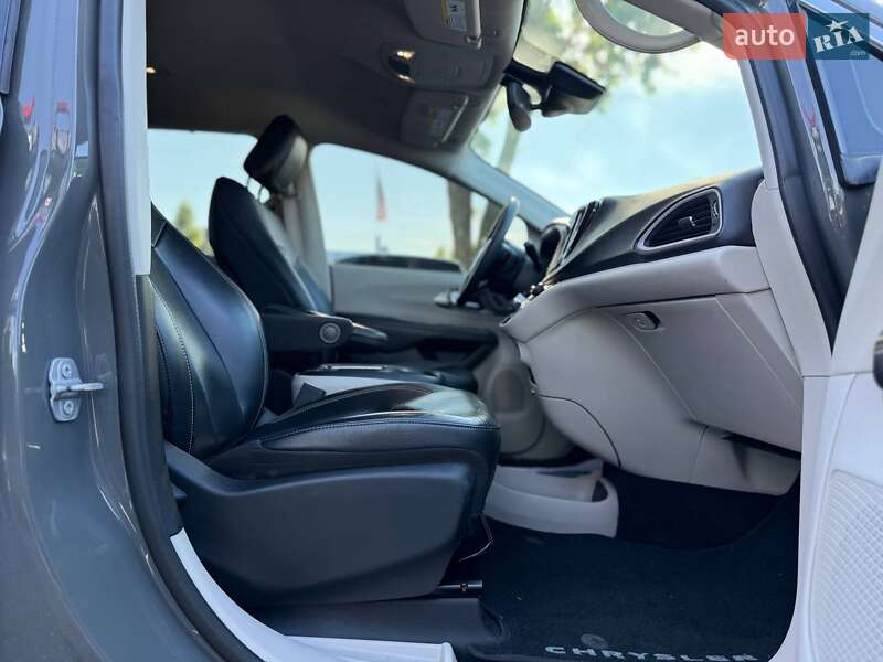 Мінівен Chrysler Pacifica 2022 в Львові