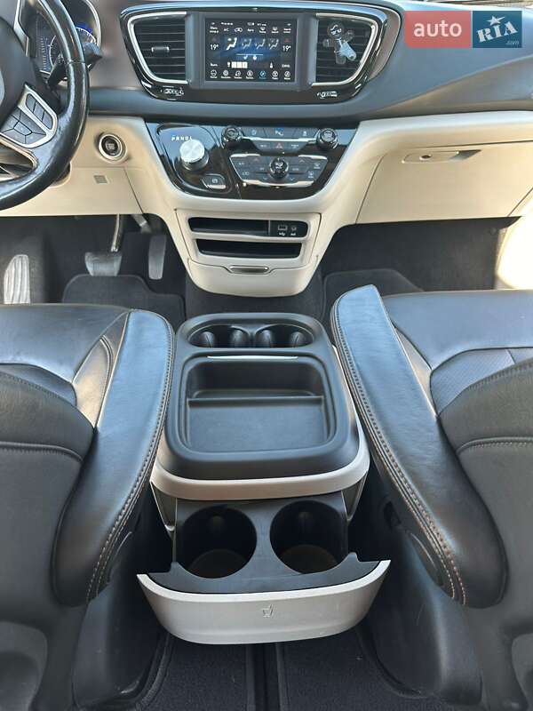 Универсал Chrysler Pacifica 2018 в Нововолынске
