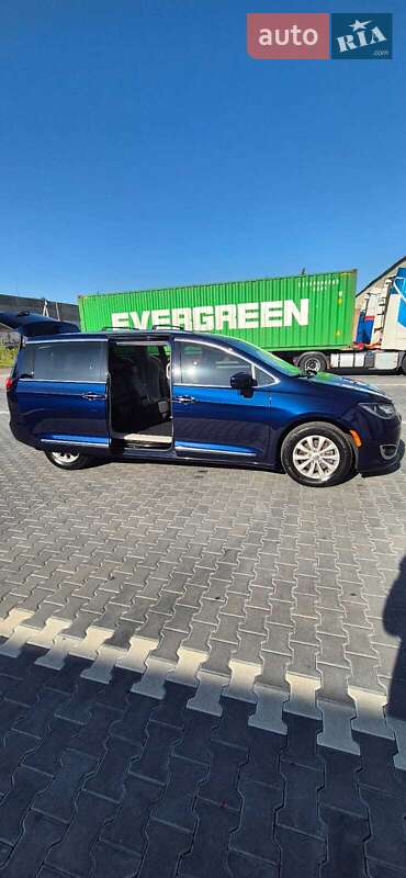 Универсал Chrysler Pacifica 2018 в Нововолынске