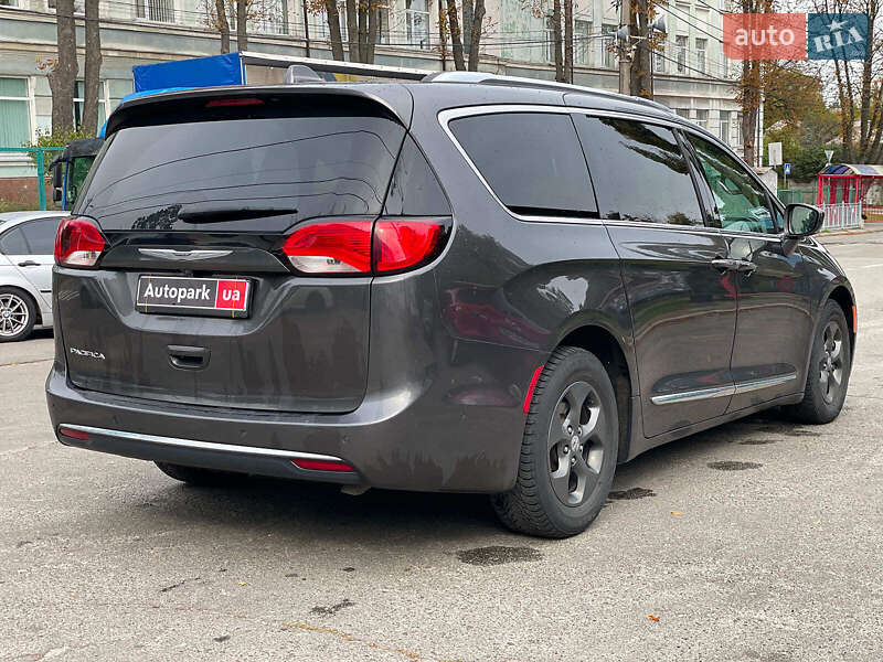 Минивэн Chrysler Pacifica 2017 в Киеве