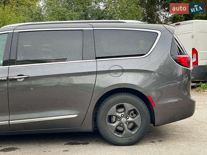 Минивэн Chrysler Pacifica 2017 в Киеве