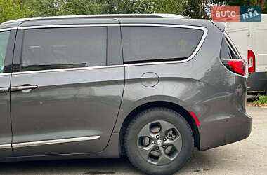 Минивэн Chrysler Pacifica 2017 в 