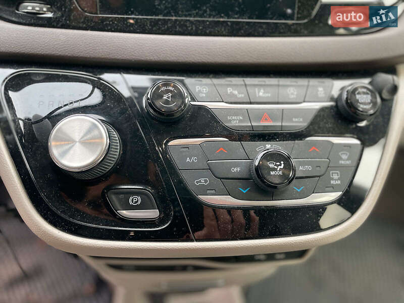 Минивэн Chrysler Pacifica 2017 в Киеве