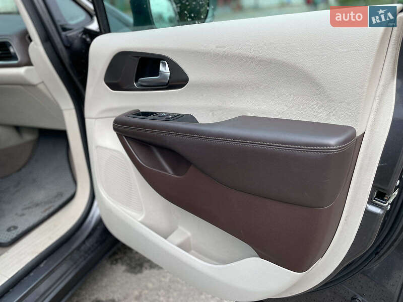 Минивэн Chrysler Pacifica 2017 в Киеве