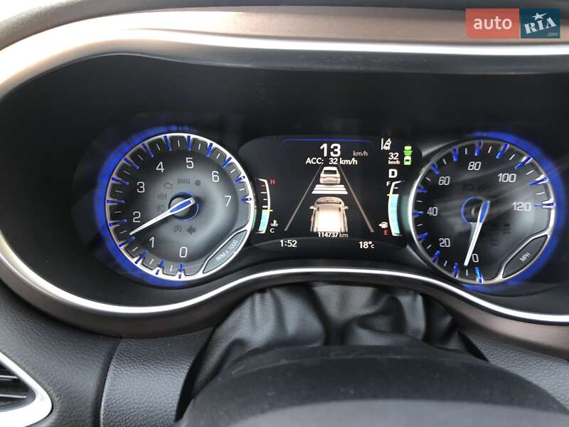 Универсал Chrysler Pacifica 2017 в Киеве