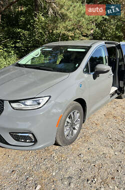 Минивэн Chrysler Pacifica 2023 в 