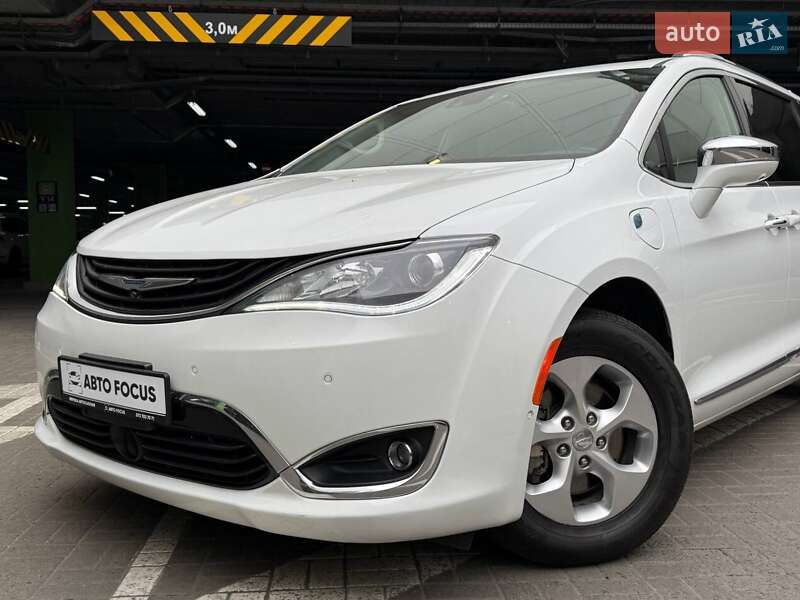 Минивэн Chrysler Pacifica 2017 в Киеве